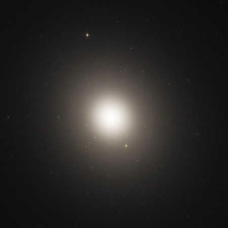 M105 - Eliptická galaxie v souhvězdí Lva
