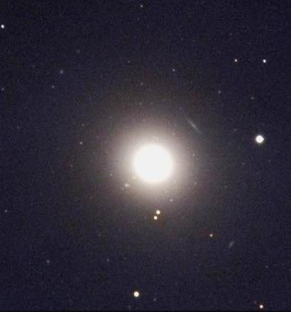 M089 - Eliptická galaxie v souhvězdí Panny