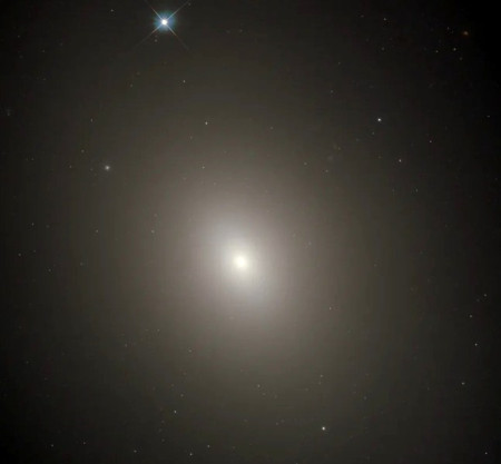 M085 - Čočková galaxie v souhvězdí Vlasů Bereniky