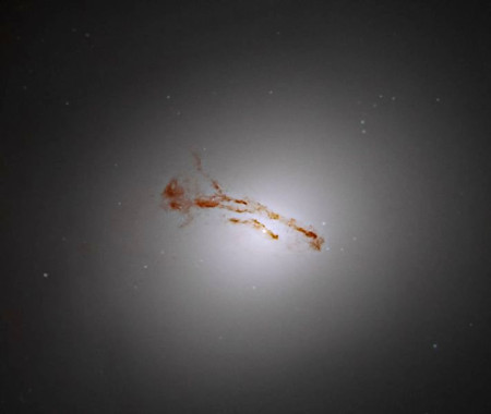 M084 - Čočková galaxie v souhvězdí Panny