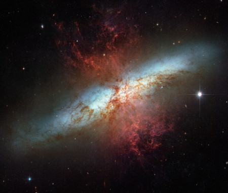 M082 - Nepravidelná galaxie "doutník" v souhvězdí Velké medvědice