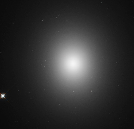 M049 - Eliptická galaxie v souhvězdí Panny